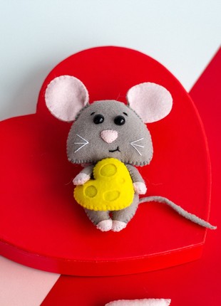 Valentine's Day gift A cute mouse with a cheese heart4 photo