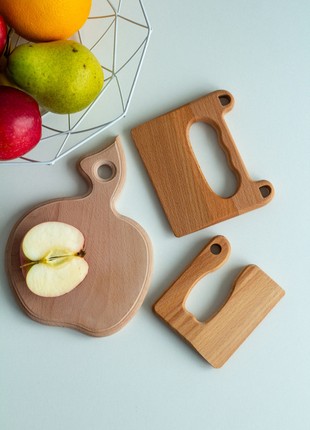 Children's toy kitchen set Wooden board and 2 knives1 photo