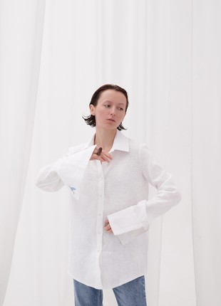 Oversized linen shirt with big cuffs and decorative embroidery "Stork". Birds Collection