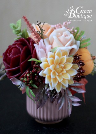 Small interior bouquet with pumpkin in a ceramic cup