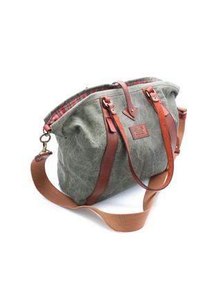 Canvas bag with natural leather parts. Bombaccio model