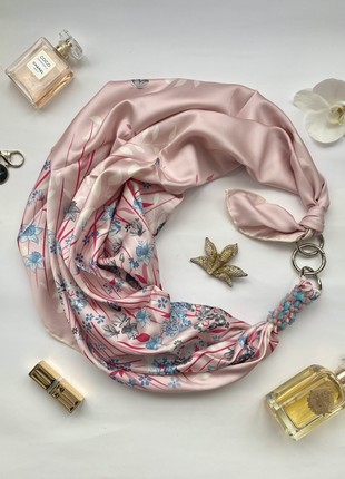 Scarf "Pink spring garden" from the brand MyScarf. Decorated with natural  rose quartz