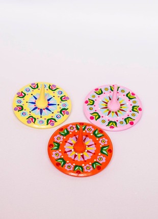 Wooden spinning top, Samchykivka Hand painted – Set of 3 spinning toys1 photo