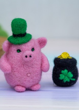 St Patricks Pig with pot of Gold, Needle Felted Pig