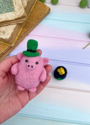 St Patricks Pig with pot of Gold, Needle Felted Pig3 photo