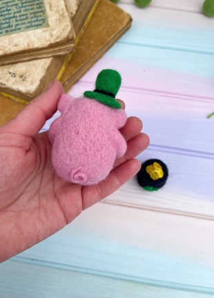 St Patricks Pig with pot of Gold, Needle Felted Pig4 photo