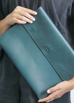 Leather folder for documents, green