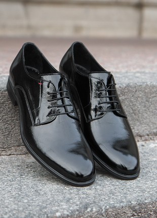 NEW! Lacquered black shoes with laces