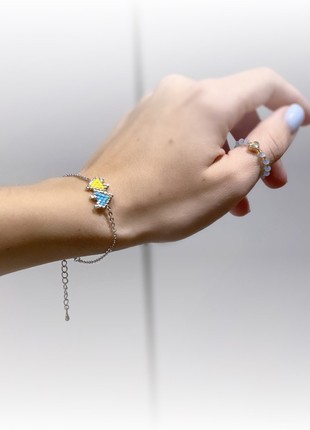 Minimalist bracelets with hearts on a chain.