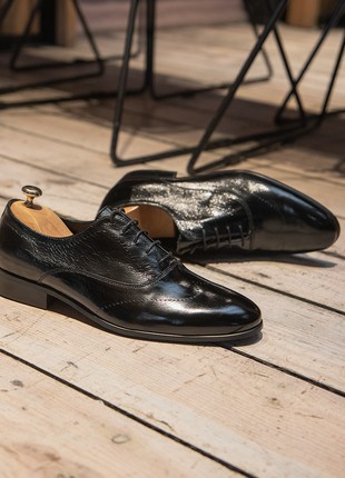 Lacquered men's shoes for a suit and trousers. Black shoes Ikos 68