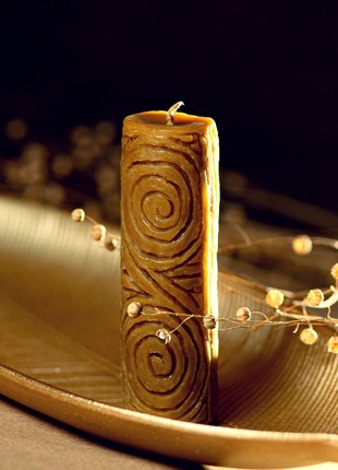 Carved beeswax candle with the Tripoli pattern "Time Spiral"