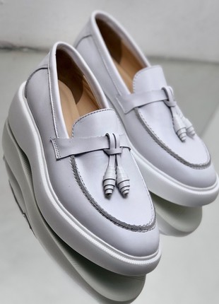 Loafers made of white leather with small decoration1 photo