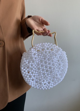 Handbag with cat handles made of beads
