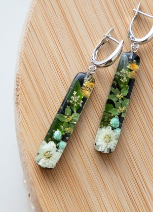 Minimalist real flower earrings, Resin flower earrings1 photo