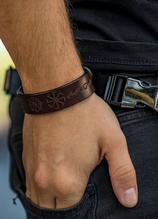 Brown leather narrow bracelet with runes