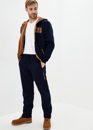 Men’s warm jersey suit with a hood and eco-suede inserts.