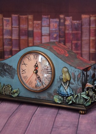 Mantel clock Alice in Wonderland10 photo