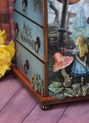 Mini chest of drawers Alice in Wonderland7 photo