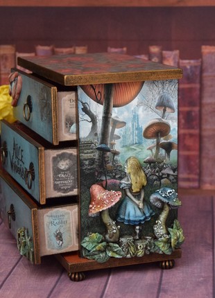 Mini chest of drawers Alice in Wonderland8 photo