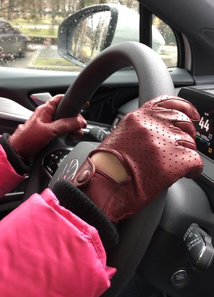 Women's  leather driving gloves1 photo