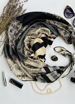 Scarf "Black pearl" from the brand MyScarf. Decorated with natural  agat
