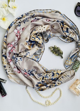 Scarf  ,, waltz of the Flowers ,, from the brand MyScarf. Decorated with natural granet