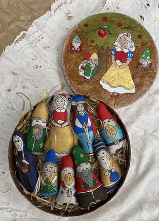 Textile fairy tale in a handmade box "Snow White and the Seven Dwarfs"