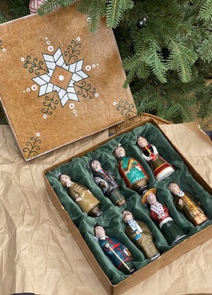"FAMOUS UKRAINIANS" set in a handmade square box