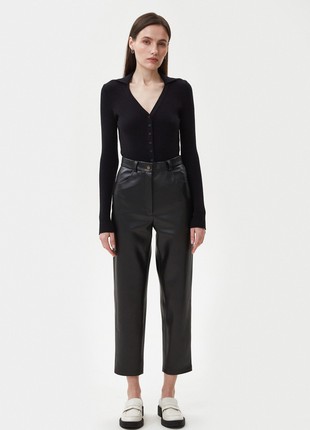 Black cropped pants made of eco-leather