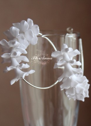 White floral earrings hoops, Bridal earrings,1 photo