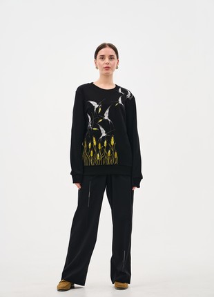 Black sweatshirt with embroidery