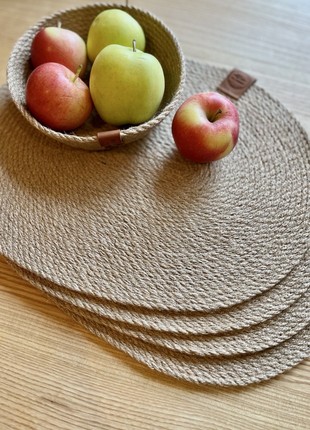 Set of 4  jute placemats and 1 basket4 photo