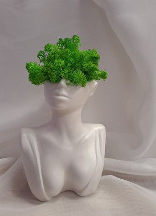 Vase-shaped planter filled with lush green moss "Virgo"