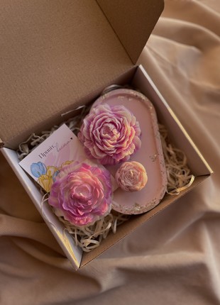 Spring gift box with candles4 photo