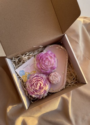 Spring gift box with candles1 photo