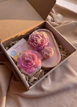Spring gift box with candles3 photo