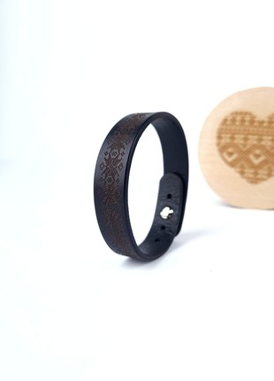 Black leather bracelet with Ukrainian embroidery