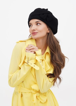 Women beret with a flower cashmere hat black