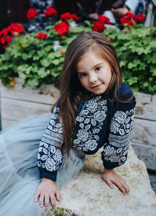 Dark blue embroidered shirt for a girl with white embroidery Piccolo Biloslava