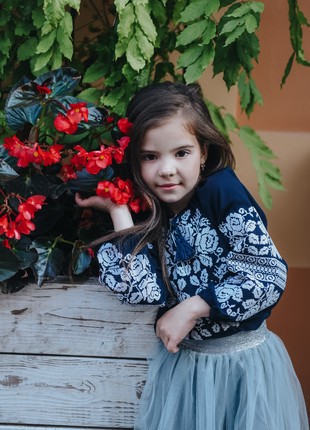 Dark blue embroidered shirt for a girl with white embroidery Piccolo Biloslava2 photo