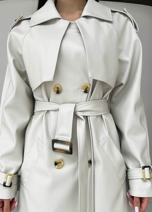 The Next trench coat is elongated in white3 photo