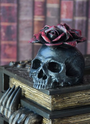 Interior black skull with red flowers