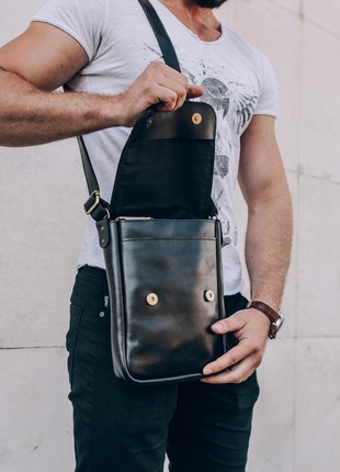 Leather crossbody bag with magnetic clip for men