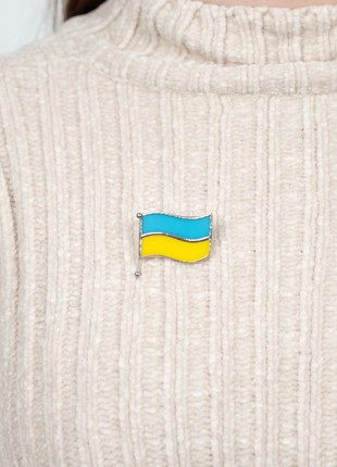 Ukrainian flag pin3 photo