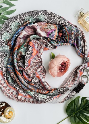 Scarf  ,, Pink sonnet,, from the brand MyScarf. Decorated with natural granet