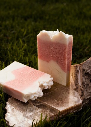 Soap with the aroma of palmarosa and geranium