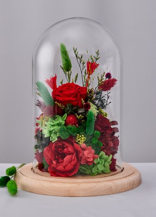 Flowers in glass dome "At the peak of feelings"