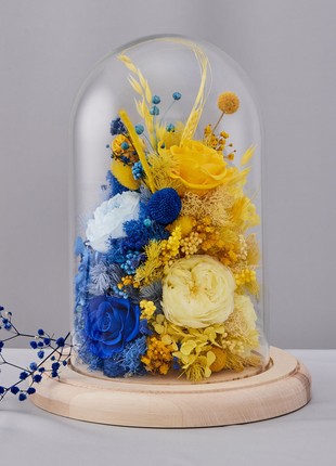 Flowers in glass dome "Independence Day"