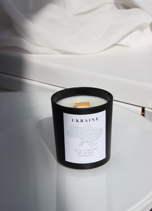 Scented Ukrainian candle "Ukraine is a capital of great people" with a wooden wick in a black glass.1 photo