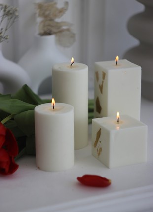 A set of BELLA CANDELA Classic candles in white color with gold plating1 photo